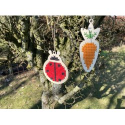 For�r - korsstingsfiurer i tr� (str. M)